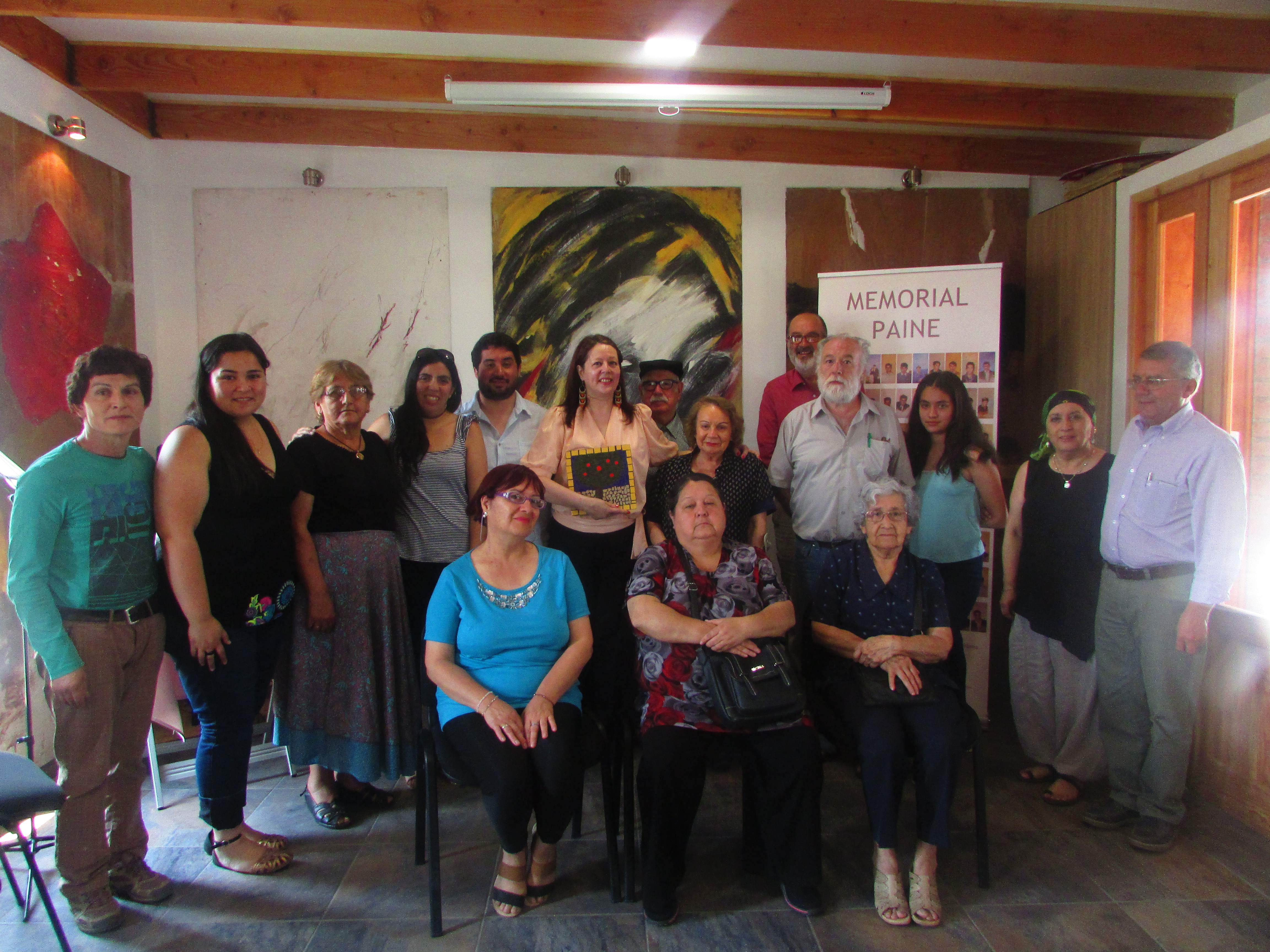 Beatriz Villar rinde homenaje a la memoria en Memorial Paine