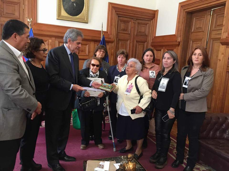 Representantes de la AFDDyE y Memorial de Paine se reúnen con el Presidente de la Corte Suprema