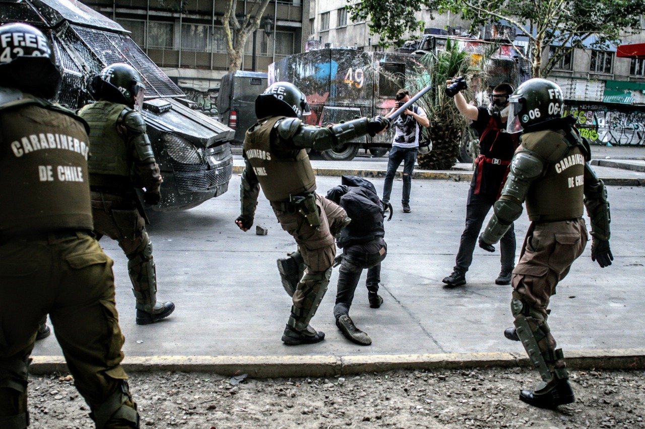 Intento de robo y acoso policial al Memorial Paine