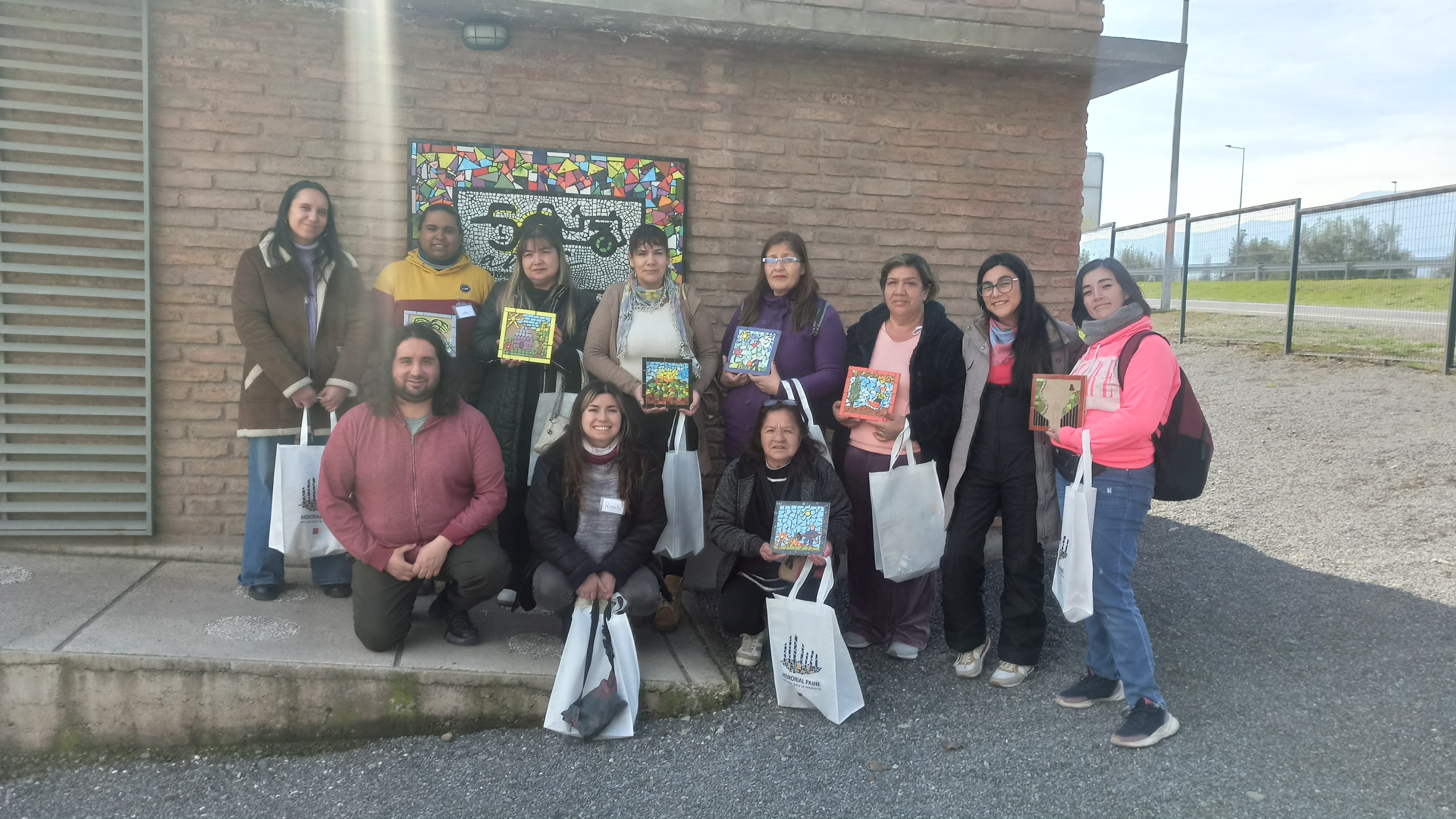 Talleres de identidad y mosaicos con juntas de vecinos de Paine