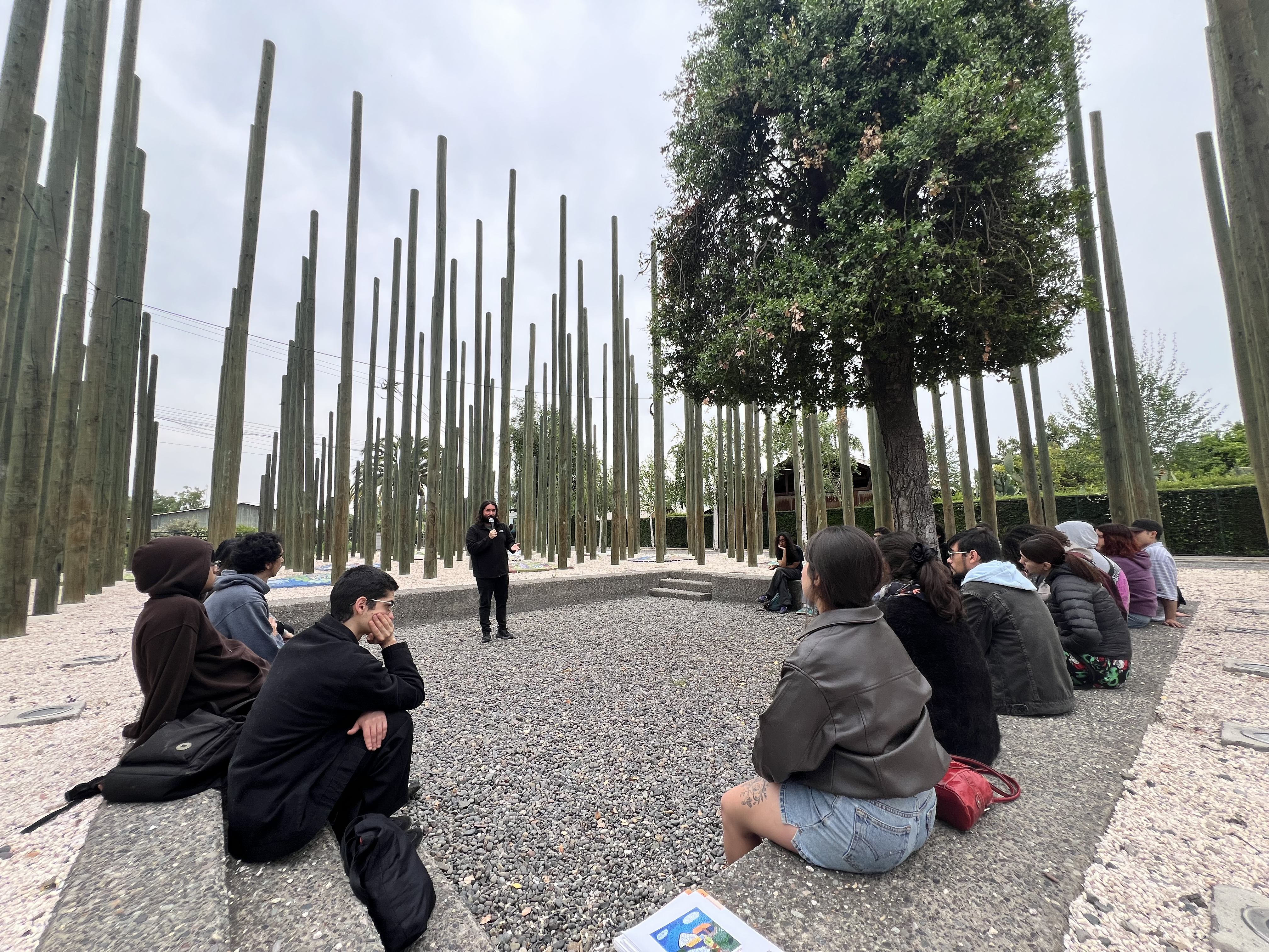 Estudiantes de psicología comunitaria visitan el Memorial